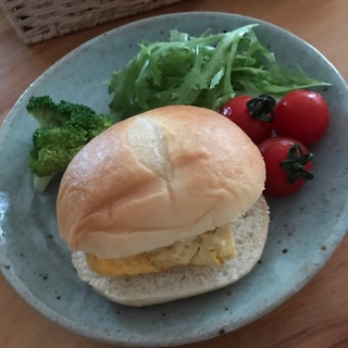 卵焼きの塩パンサンドの朝ごはんプレート